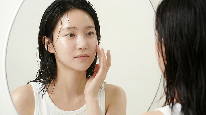 컨셉 사람 라이프 신체부위 뷰티 CG 파일형식 AI포토 여자 거울 피부 관리 얼굴 손 집중 화장품 일상 방 촬영 시간 포즈 편집이미지 편집실사 JPG 의료성형뷰티 스킨케어 피부관리 AI콘텐츠 AI인물포토