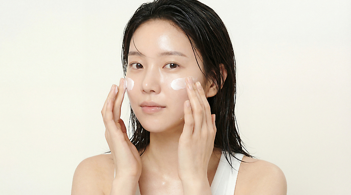 컨셉 사람 내부 신체부위 뷰티 CG 파일형식 AI포토 피부 크림 여자 실내 얼굴 손 집중 머리 화장품 스킨케어 촬영 비율 편집이미지 편집실사 JPG 의료성형뷰티 피부관리 AI콘텐츠 AI인물포토