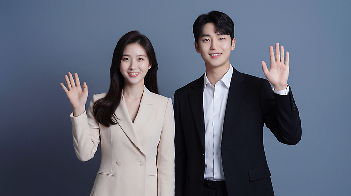 옷 백그라운드 회사 모션 표정 사람 파란색 CG 파일형식 AI포토 모델 스튜디오 손흔들기 정장 파란배경 미소 남자 여자 포즈 패션 직장 촬영 편집이미지 편집실사 JPG 의료성형뷰티 비즈니스 AI콘텐츠 AI인물포토