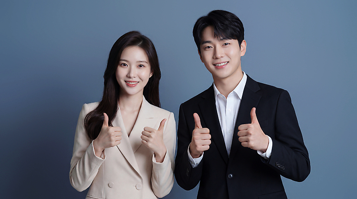 옷 감정 백그라운드 컨셉 관계 표정 사람 파란색 CG 파일형식 AI포토 최고 두명 정장 파란배경 포즈 긍정적 모션 표현 커플 소통 미소 편집이미지 편집실사 JPG 의료성형뷰티 비즈니스 AI콘텐츠 AI인물포토