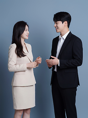 옷 컨셉 회사 비즈니스 표정 말하기 사람 CG 파일형식 AI포토 대화 사무실 남자 여자 정장 백그라운드 웃음 직장 관계 소통 편집이미지 편집실사 JPG 의료성형뷰티 AI콘텐츠 AI인물포토