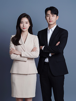 옷 백그라운드 컨셉 회사 관계 사람 회색 CG 파일형식 AI포토 정장 남자 여자 직장 동료 비즈니스 비교 포즈 헤어스타일 회색배경 협력 편집이미지 편집실사 JPG 의료성형뷰티 AI콘텐츠 AI인물포토