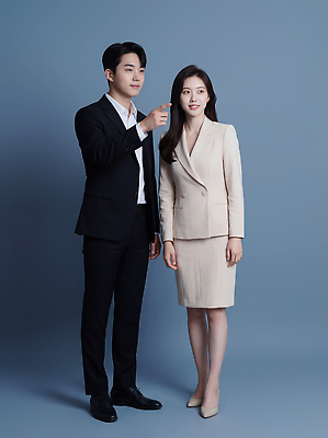 옷 백그라운드 컨셉 말하기 사람 파란색 CG 파일형식 AI포토 두명 대화 파란배경 남자 여자 정장 비즈니스 포즈 분위기 함께함 표현 편집이미지 편집실사 JPG 의료성형뷰티 AI콘텐츠 AI인물포토