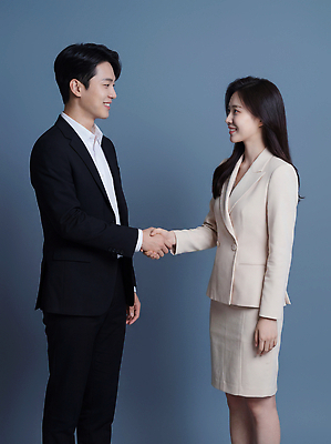 옷 컬러 컨셉 회사 비즈니스 사람 손짓 CG 파일형식 AI포토 악수 사무실 남자 여자 정장 백그라운드 파란색 관계 협상 만남 소통 협력 직장 편집이미지 편집실사 JPG 의료성형뷰티 AI콘텐츠 AI인물포토