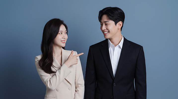 옷 컬러 관계 표정 말하기 사람 손짓 전자제품 CG 파일형식 AI포토 친구 웃음 남자 여자 가리킴 미소 백그라운드 파란색 대화 포즈 카메라 편집이미지 편집실사 JPG 의료성형뷰티 정장 비즈니스 AI콘텐츠 AI인물포토