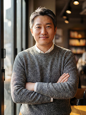 JPG 편집이미지 남자 커피 백그라운드 의자 탁자 조명 따뜻함 대화 여러명 책 팔짱 카페 시간 분위기 의료성형뷰티 편집실사 AI인물포토 AI콘텐츠 음료 가구 다수 컨셉 모션 말하기 사람 상점 CG 파일형식 AI포토