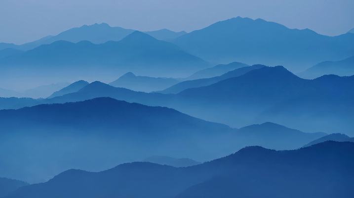 JPG 편집이미지 실루엣 길 여행 자연 하늘 아침 산 거리 풍경 파란색 안개 대기 저녁 산맥 편집실사 AI포토 AI콘텐츠 주간 컬러 날씨 촬영기법 야간 CG 생태계 파일형식