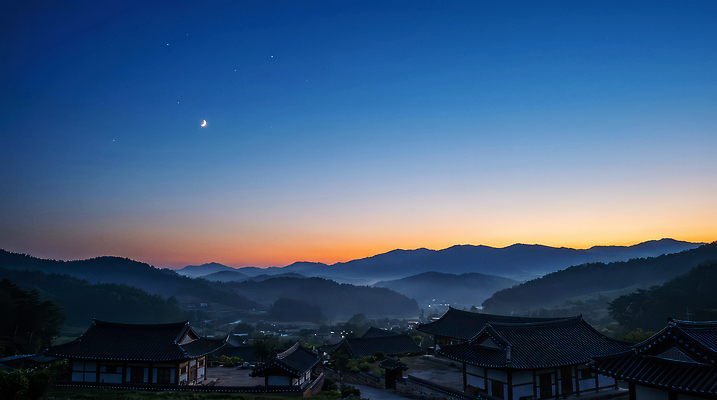 JPG 편집이미지 전통 건축 자연 하늘 아침 산 한국 풍경 마을 일출 고요 달 이미지 조용 편집실사 AI포토 AI콘텐츠 주간 자연요소 아시아 노을 CG 생태계 파일형식