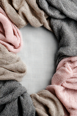 JPG 편집이미지 디자인 패션 분홍색 컬러 프레임 장식 스카프 회색 모임 직물 천 오브젝트 니트 질감 소재 베이지색 패브릭 스타일 편집실사 AI포토 AI콘텐츠 상의 목도리 CG 파일형식