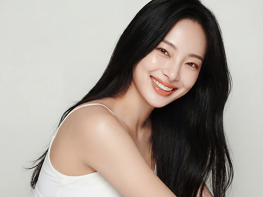 JPG 편집이미지 헤어스타일 여자 얼굴 포즈 백그라운드 표정 밝음 미소 머리 카메라 촬영 흰옷 뷰티풀 의료성형뷰티 편집실사 AI인물포토 AI콘텐츠 옷 사람 신체부위 전자제품 CG 파일형식 AI포토