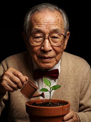 JPG 식물 편집이미지 손 할아버지 노년 화분 백그라운드 잎 자연 미소 취미 생활 어둠 물주기 원예 돌봄 정성 의료성형뷰티 편집실사 AI인물포토 AI콘텐츠 남자 모션 표정 성인 신체부위 CG 생태계 파일형식 AI포토