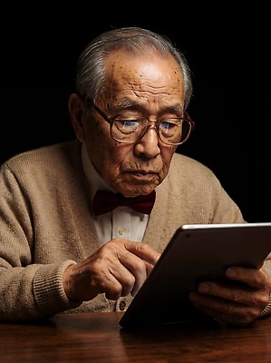 JPG 편집이미지 할아버지 노년 손가락 기술 실내 대화 전자제품 학습 태블릿 독서 스크린 정보 집중 나무탁자 의료성형뷰티 편집실사 AI인물포토 AI콘텐츠 손 교육 남자 컨셉 탁자 말하기 성인 내부 스마트기기 CG 파일형식 AI포토