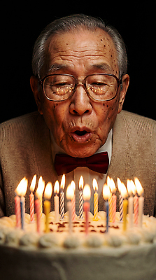 JPG 편집이미지 전통 기념일 할아버지 노년 행복 촛불 가족 이벤트 친구 케이크 축제 축하 생일 불기 의료성형뷰티 편집실사 남자 감정 컨셉 초 관계 모션 디저트 성인 CG 파일형식