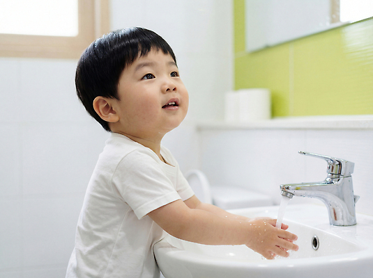 JPG 편집이미지 손 어린이 모션 소년 생활 물 위생용품 욕실 세수 씻기 즐거움 세면대 화장실 환기 의료성형뷰티 편집실사 AI인물포토 AI콘텐츠 자연요소 남자 감정 생활용품 사람 신체부위 청결 CG 파일형식 AI포토