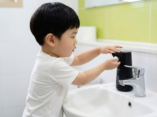 JPG 편집이미지 어린이 모션 물 부모 귀여움 주방 검은색 청결 욕실 위생 씻기 세면대 화장실 비누 손씻기 의료성형뷰티 디스펜서 편집실사 AI인물포토 AI콘텐츠 자연요소 컬러 컨셉 가족 사람 위생용품 CG 파일형식 AI포토