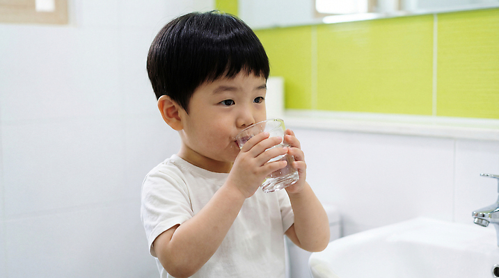 JPG 편집이미지 그릇 음료 어린이 가족 아침 잔 주택 건강 생활 물 욕실 마시기 위생 씻기 세면대 화장실 의료성형뷰티 편집실사 주간 자연요소 식기 관계 모션 사람 건물 청결 CG 파일형식