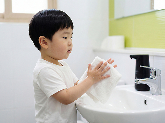 JPG 편집이미지 손 어린이 모션 아침 일상 물 수건 청결 욕실 씻기 빨래 연령 세면대 화장실 닦기 의료성형뷰티 편집실사 AI인물포토 AI콘텐츠 주간 자연요소 가사 사람 라이프 신체부위 위생용품 위생 CG 파일형식 AI포토