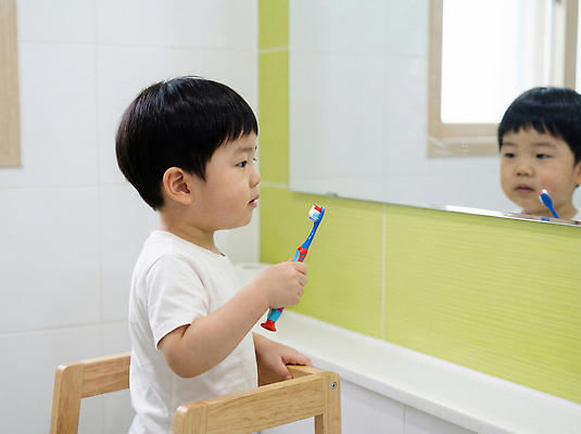 JPG 편집이미지 어린이 컬러 의자 가족 아침 일상 생활 반사 청결 거울 욕실 위생 씻기 칫솔 화장실 의료성형뷰티 편집실사 주간 가구 관계 사람 라이프 위생용품 CG 파일형식