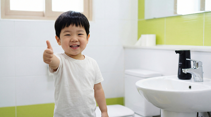 JPG 편집이미지 어린이 컬러 손가락 욕조 실내 미소 웃음 소년 상반신 욕실 최고 씻기 세면대 화장실 의료성형뷰티 편집실사 AI인물포토 AI콘텐츠 손 남자 표정 사람 내부 청결 CG 파일형식 AI포토