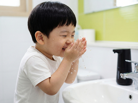 JPG 편집이미지 어린이 가족 모션 웃음 일상 물 청결 욕실 세수 위생 씻기 즐거움 세면대 화장실 조리대 손씻기 의료성형뷰티 편집실사 AI인물포토 AI콘텐츠 자연요소 감정 관계 표정 사람 라이프 CG 파일형식 AI포토