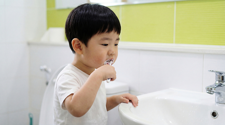 JPG 편집이미지 어린이 가족 건강 소년 일상 욕실 양치 아기 치아 위생 씻기 청소 세면대 화장실 일과 습관 의료성형뷰티 편집실사 남자 관계 사람 라이프 청결 소화기관 CG 파일형식