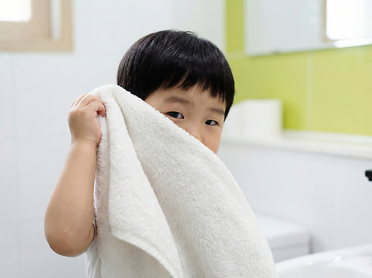 JPG 편집이미지 얼굴 어린이 장난 창문 놀이 일상 생활 수건 공간 장비 욕실 시간 씻기 세면대 화장실 반쪽 밝은색 의료성형뷰티 편집실사 AI인물포토 AI콘텐츠 사람 라이프 신체부위 위생용품 청결 CG 파일형식 AI포토