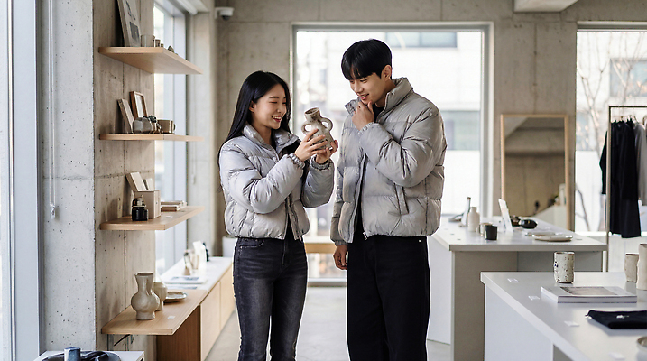 JPG 편집이미지 손 커플 데이트 실내 대화 미소 웃음 사람 장식 친구 상점 공간 체험 오브젝트 겨울옷 패딩 뷰티풀 의료성형뷰티 스타일 편집실사 옷 컨셉 겨울 관계 표정 말하기 내부 신체부위 점퍼 CG 파일형식