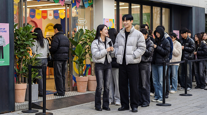 JPG 편집이미지 커플 패션 줄 데이트 대화 사람 이벤트 여러명 친구 쇼핑 상점 분위기 패딩 오후 의료성형뷰티 편집실사 다수 컨셉 관계 말하기 점퍼 CG 파일형식