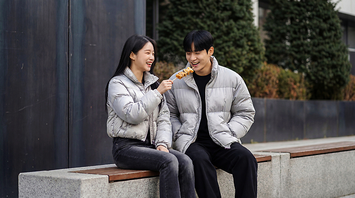 JPG 편집이미지 커플 행복 겨울 벤치 데이트 디저트 거리 대화 웃음 친구 외투 즐거움 패딩 길거리음식 나란히 의료성형뷰티 편집실사 계절 감정 음식 상의 의자 관계 표정 말하기 점퍼 CG 파일형식