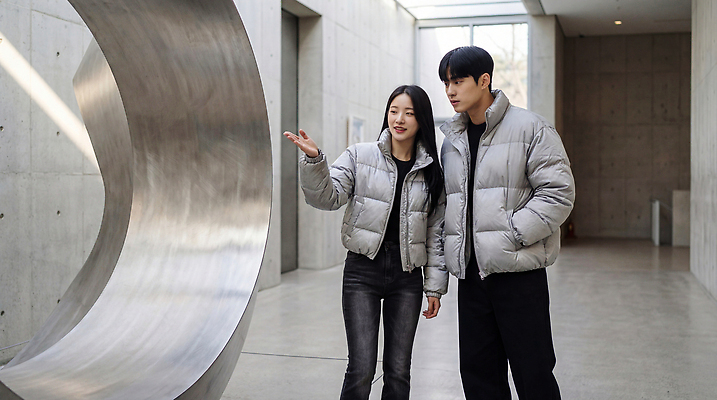 JPG 편집이미지 디자인 커플 여자 남자 문화 예술 조각 데이트 서울 대화 미술 전시 공간 전시회 작품 관람 패딩 의료성형뷰티 편집실사 관계 문화예술 한국 말하기 사람 점퍼 CG 파일형식