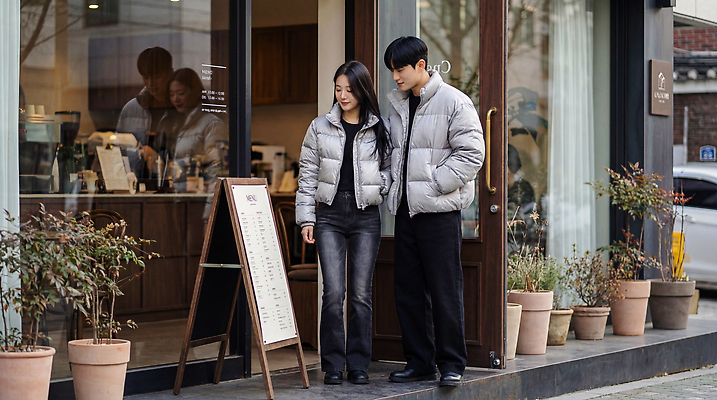 JPG 편집이미지 커플 옷 커피 데이트 모션 날씨 대화 친구 카페 입장 외출 메뉴판 주말 패딩 오후 의료성형뷰티 편집실사 음료 관계 말하기 상점 점퍼 CG 파일형식