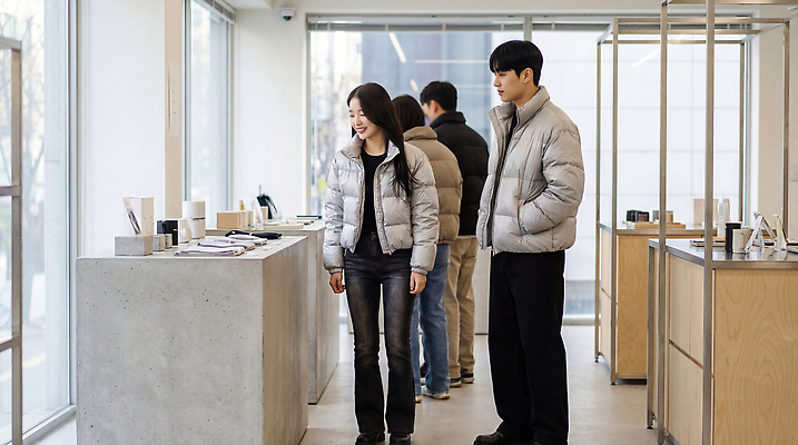 JPG 편집이미지 디자인 커플 옷 여자 남자 겨울 데이트 모션 여러명 일상 쇼핑 상점 가전제품 소비 상품 고객 섬유 패딩 의료성형뷰티 편집실사 계절 다수 관계 사람 라이프 점퍼 직물 CG 파일형식