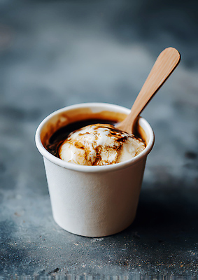 JPG 편집이미지 커피 음료 백그라운드 탁자 아이스크림 디저트 수저 숟가락 카페 맛 차가움 종이컵 담기 아포카토 편집실사 AI포토 AI콘텐츠 식기 음식 가구 컨셉 모션 컵 상점 일회용 CG 파일형식