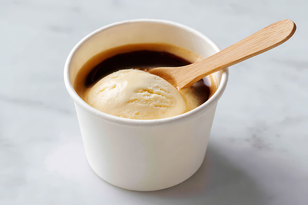 JPG 편집이미지 커피 음식 아이스크림 디저트 컵 여름 숟가락 카페 달콤 크림 나무스푼 따뜻한음료 아포카토 편집실사 AI포토 AI콘텐츠 식기 계절 음료 수저 상점 맛 CG 나무숟가락 파일형식