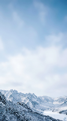 JPG 편집이미지 겨울 자연 하늘 날씨 산 풍경 맑음 흰색 차가움 산악지역 편집실사 AI포토 AI콘텐츠 계절 컬러 CG 생태계 파일형식