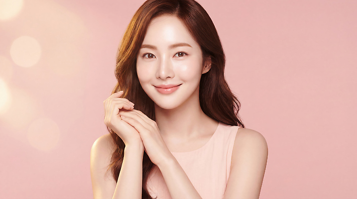 JPG 모델 편집이미지 손 얼굴 분홍색 포즈 백그라운드 스튜디오 미소 화장 카메라 사진촬영 촬영 피부 뷰티풀 의료성형뷰티 스타일 편집실사 AI인물포토 AI콘텐츠 컬러 표정 신체부위 전자제품 뷰티 CG 파일형식 AI포토