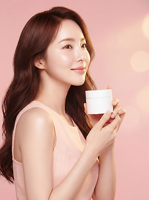 JPG 편집이미지 손 여자 분홍색 백그라운드 표정 관리 화장 촬영 기쁨 상품 피부 스킨케어 관심 뷰티풀 의료성형뷰티 편집실사 AI인물포토 AI콘텐츠 감정 컬러 사람 신체부위 뷰티 CG 파일형식 AI포토