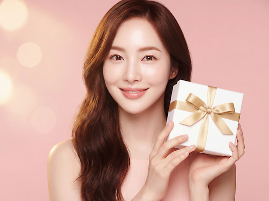 JPG 모델 편집이미지 긴머리 손 여자 패션 행복 리본 얼굴 분홍색 백그라운드 선물포장 선물 웃음 기쁨 알림 의료성형뷰티 편집실사 AI인물포토 AI콘텐츠 헤어스타일 감정 컬러 포장 표정 사람 신체부위 CG 파일형식 AI포토