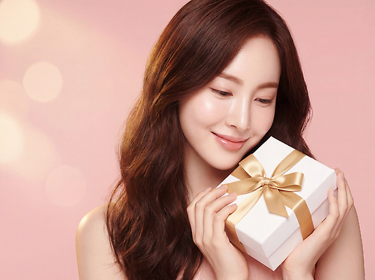 JPG 편집이미지 긴머리 여자 행복 리본 얼굴 분홍색 백그라운드 포장 표정 선물 미소 장식 상자 기쁨 축하 의료성형뷰티 편집실사 AI인물포토 AI콘텐츠 헤어스타일 감정 컬러 컨셉 사람 신체부위 CG 파일형식 AI포토