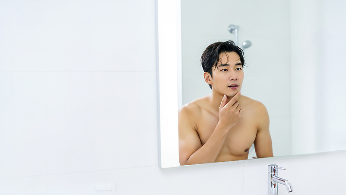 JPG 편집이미지 남자 생각 관리 일상 목욕 거울 욕실 위생 세면대 일과 턱 바디케어 의료성형뷰티 편집실사 AI인물포토 AI콘텐츠 사람 라이프 청결 CG 파일형식 AI포토
