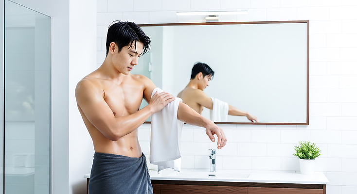 JPG 편집이미지 남자 관리 수건 깨끗함 거울 욕실 위생 차가움 청소 준비 팔 바디케어 의료성형뷰티 스타일 편집실사 AI인물포토 AI콘텐츠 컨셉 사람 신체부위 위생용품 CG 파일형식 AI포토