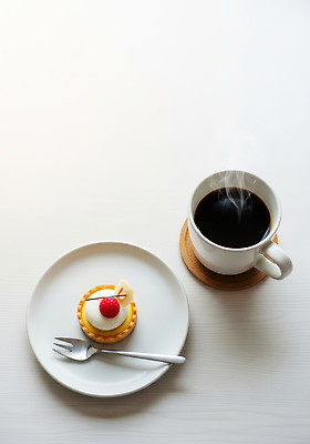 JPG 편집이미지 커피 포크 과일 아침 디저트 일상 달콤 커피잔 즐거움 생크림 오후 타르트 편집실사 AI포토 AI콘텐츠 주간 식기 감정 음료 음식 빵 잔 라이프 맛 크림 CG 파이_빵 파일형식