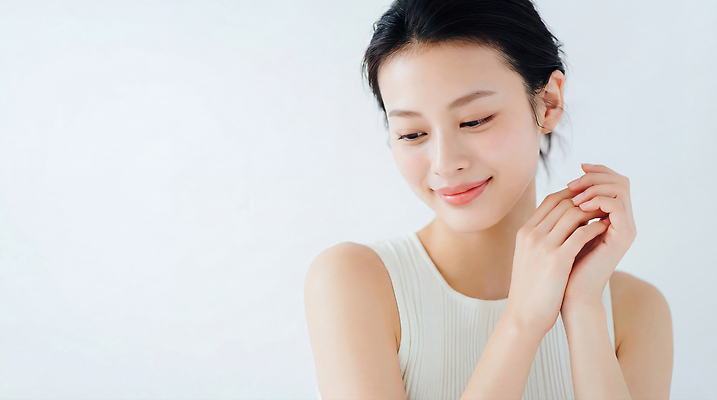 JPG 편집이미지 손 여자 감정 얼굴 포즈 백그라운드 거리 미소 손짓 머리 편안함 피부 의료성형뷰티 편집실사 AI인물포토 AI콘텐츠 모션 표정 사람 신체부위 감각 CG 파일형식 AI포토