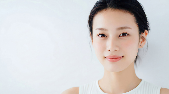 JPG 편집이미지 여자 얼굴 백그라운드 자연 표정 미소 사람 머리 흰색 편안함 뷰티풀 의료성형뷰티 스타일 편집실사 AI인물포토 AI콘텐츠 컬러 신체부위 감각 CG 생태계 파일형식 AI포토