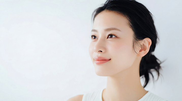 JPG 편집이미지 응시 여자 감정 백그라운드 조명 표정 웃음 사람 머리 촬영 공간 흰색 편안함 의료성형뷰티 편집실사 AI인물포토 AI콘텐츠 시선 컬러 신체부위 감각 CG 파일형식 AI포토