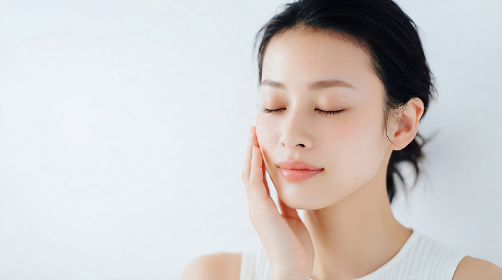 JPG 편집이미지 손 여자 얼굴 컬러 자연 실내 건강 관리 뷰티 세수 피부 의료성형뷰티 편집실사 AI인물포토 AI콘텐츠 사람 내부 신체부위 청결 CG 생태계 파일형식 AI포토