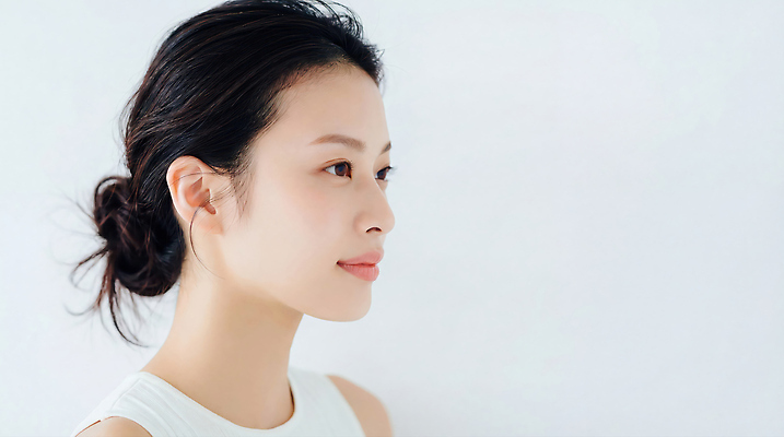 JPG 편집이미지 헤어스타일 시선 여자 아시아 포즈 백그라운드 조명 표정 사람 옆모습 흰색 피부 뷰티풀 의료성형뷰티 편집실사 AI인물포토 AI콘텐츠 나라 뷰포인트 컬러 신체부위 CG 파일형식 AI포토