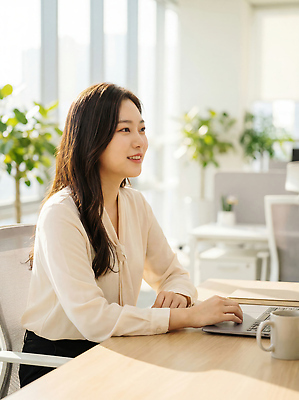 여자 가구 컨셉 비즈니스 모션 사람 전자제품 컴퓨터 업무 직장인 CG 파일형식 AI포토 사무실 작업 탁자 식물 빛 앉기 사무 환경 집중 모니터 키보드 편집이미지 편집실사 JPG 의료성형뷰티 비즈니스우먼 AI콘텐츠 AI인물포토