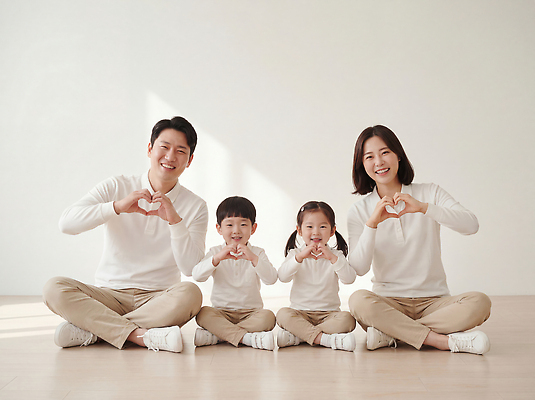 JPG 편집이미지 손 커플 행복 어린이 가족 함께함 따뜻함 사랑 웃음 부모 하트 분위기 형제 놀기 의료성형뷰티 편집실사 AI인물포토 AI콘텐츠 모양 남자 감정 컨셉 관계 모션 표정 사람 신체부위 CG 파일형식 AI포토