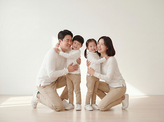 JPG 편집이미지 행복 거실 가족 안기 모션 함께함 사랑 웃음 일상 부모 기쁨 시간 즐거움 의료성형뷰티 편집실사 AI인물포토 AI콘텐츠 감정 컨셉 관계 표정 라이프 CG 파일형식 AI포토